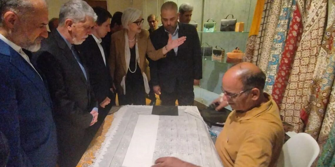 گشایش نمایشگاه هنر ایران در مسکو؛‌ تأکید وزیر ارشاد بر ضرورت چندجانبه‌گرایی فرهنگی